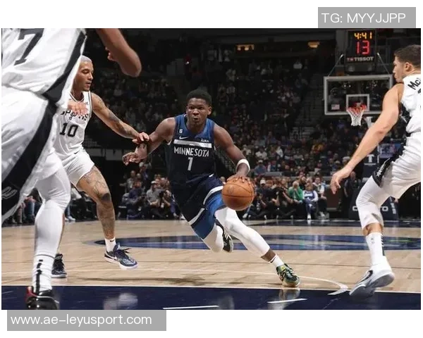 爱德华兹表现出色第三节独揽15分助球队轻松取胜19投9中斩获25分7篮板5助攻 爱德华兹表现出色第三节独揽15分助球队轻松取胜19投9中斩获25分7篮板5助攻